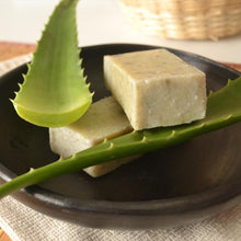 Cargar imagen en el visor de la galería, 100% natural, orgánico, Kit, Jabones corporales, naturales, Oiris, Colombia, jabones colombianos, sin tóxicos, cuidado natural, Ingredientes naturales, cuida el planeta, cuida tu piel, jabones orgánicos, cero basura, cali, jabón natural, cuida tu piel, nutre tu piel, aloe vera, aloe, barra de jabón.